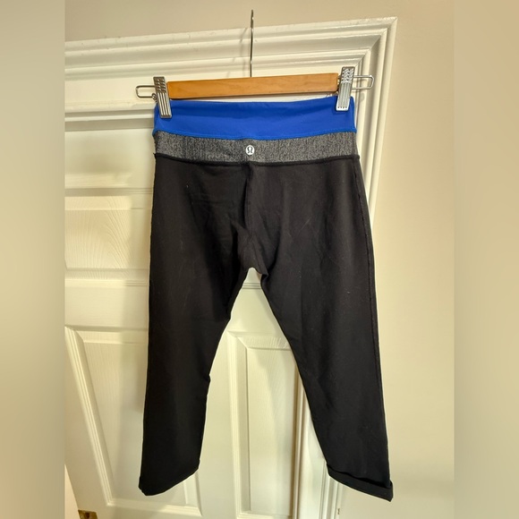 Lululemon 16 pairs of capri leggings. Different styles and colors - Picture 7 of 14